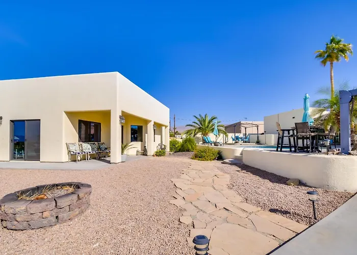 5 Mi To Havasu: Bright W/ Fire Pit! Hébergement de vacances *